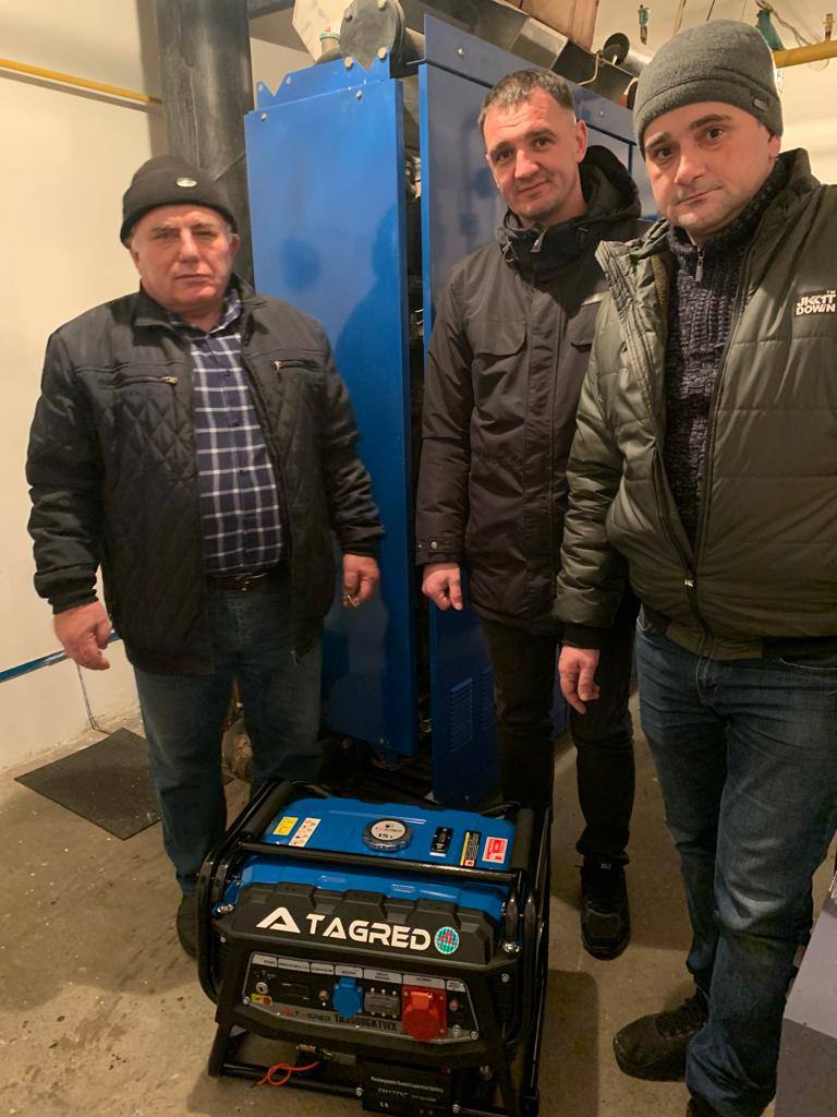 photo of Mayor of Korsun-Shevchenkovskii town with the generator received from us for the town kindergarten